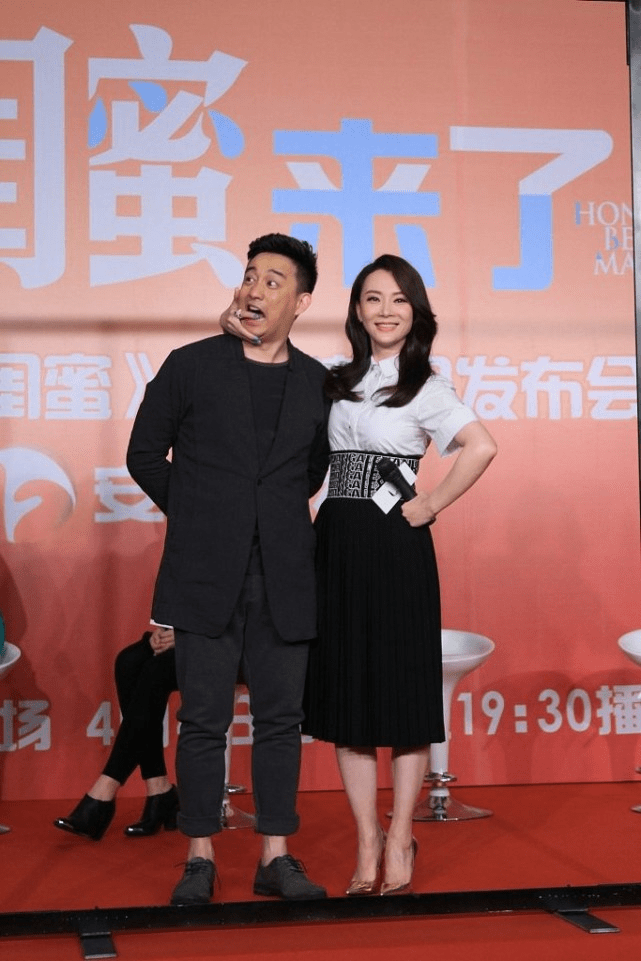 陈数和黄磊搂脖的时候真洒脱虽然穿得挺文艺的但却并不稳重