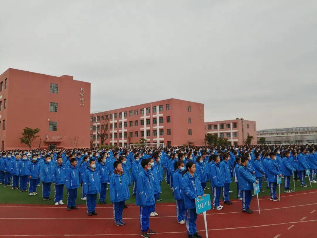 最是一年春好处扬帆起航正当时陈仓初中举行新学期第一次升国旗仪式暨