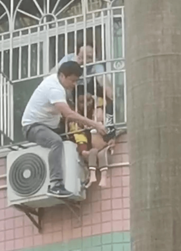 深圳丨危险一5岁男童头卡在阳台防护栏上全身悬空在外