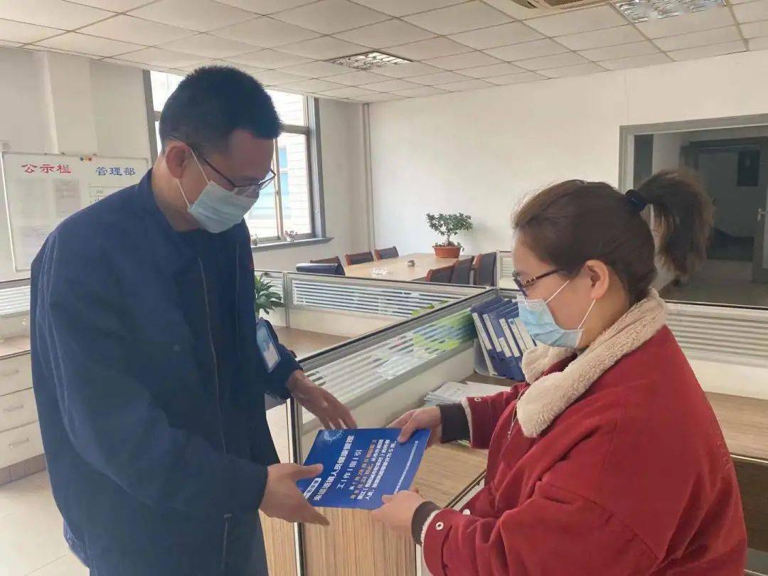 2月22日下午,镇经济服务科将《来镇返镇人员健康管理的工作指引》送至我