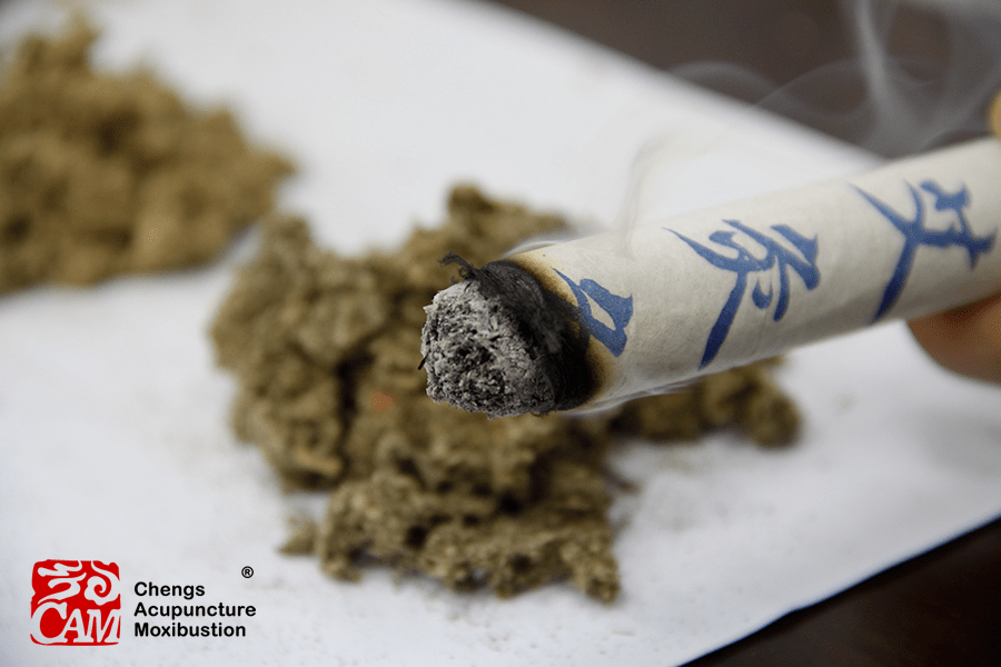 首先取清艾条或药艾条一支，将艾条点燃，对准所五枢穴，带脉穴，维道穴