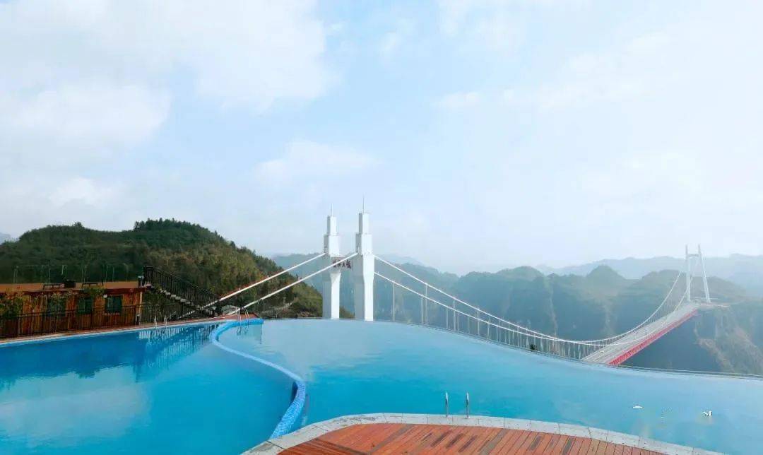 无边际泳池这里远离城市喧嚣这里没有世俗纷扰……春光明媚我在这里