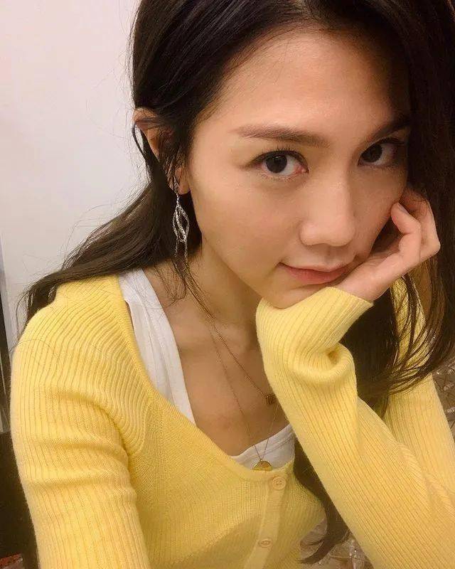 周秀娜自拍新照,上围疑再"缩水"!网友担心:多吃点啦