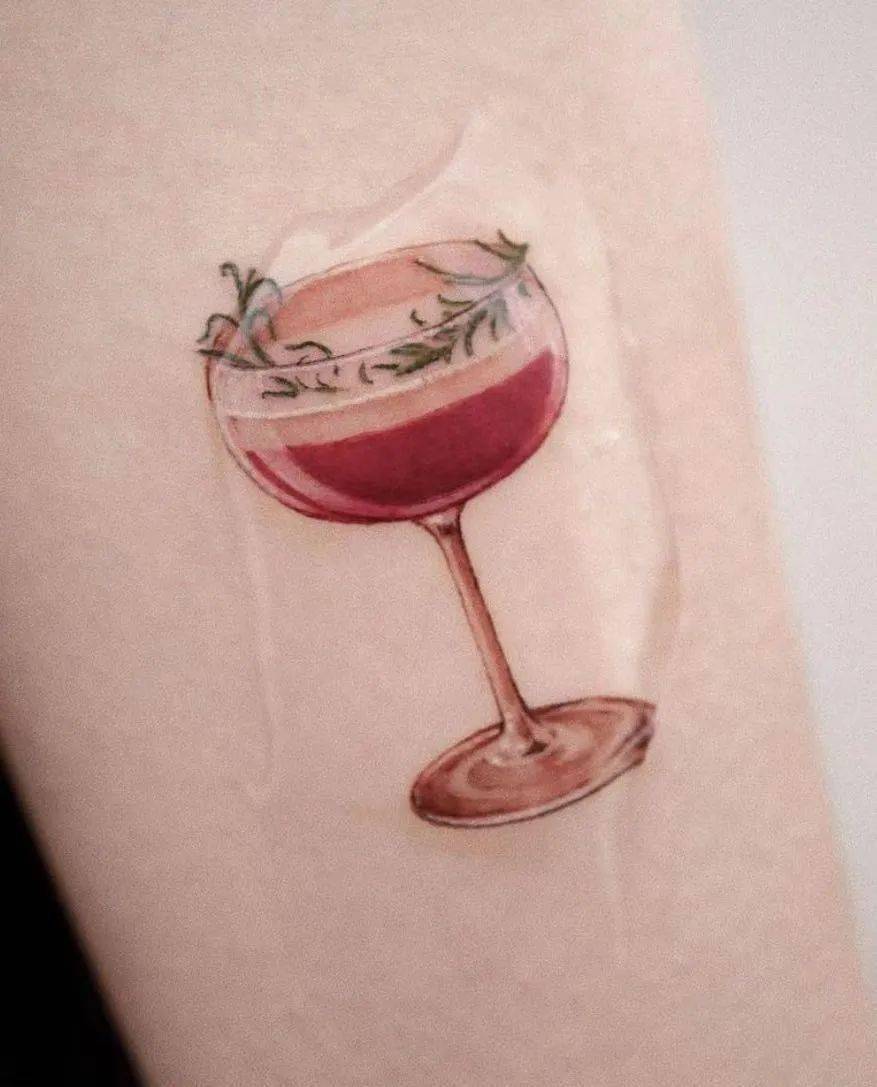 盛满酸甜苦辣的酒杯纹身