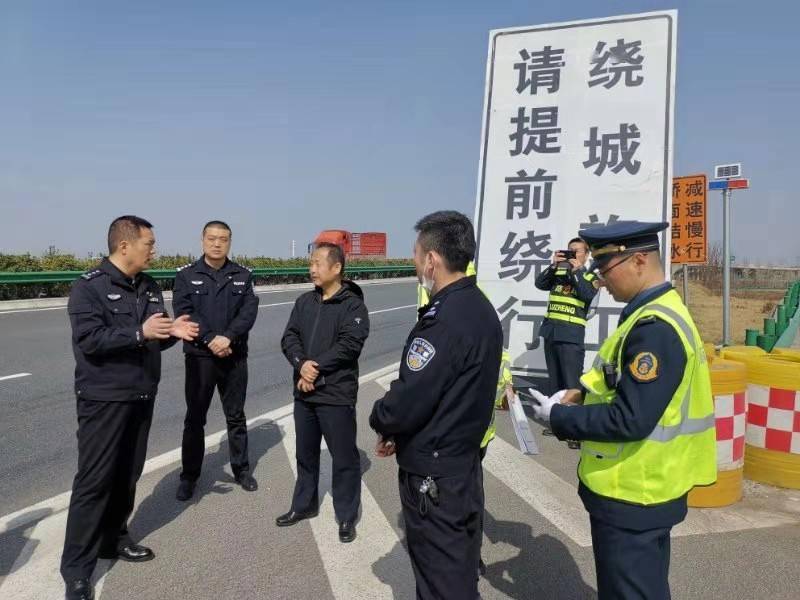 在包茂高速永乐西立交强制分流点,副大队长徐江带领交管科副中队长