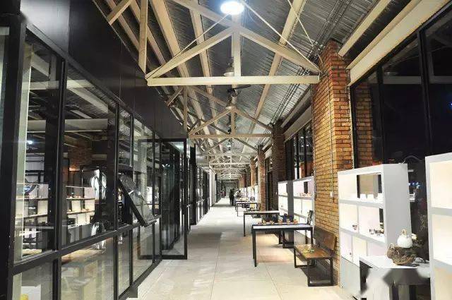 陶溪川创意集市给创业青年搭建了一个免费的优质的展示销售平台.