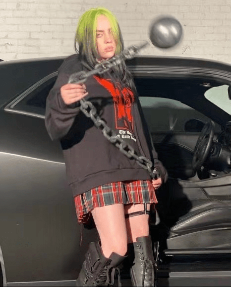 超短格子裙,手持铁链球,黑色过膝长靴,billie eilish 这样的装扮着实