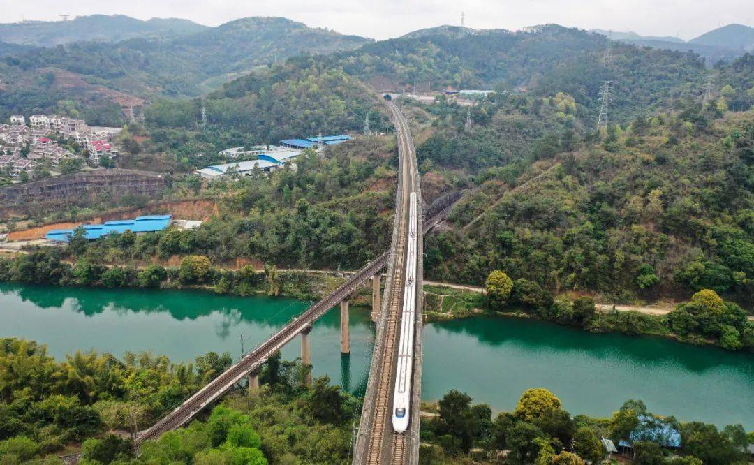 这个角度的铁路风景简直不能更美了!