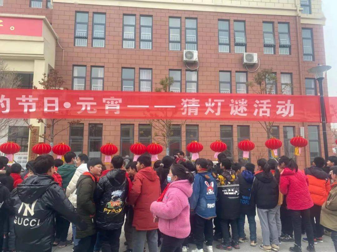 在报告厅里,学校少年宫负责人杨中艳主任正在主持一场别开生面的传统