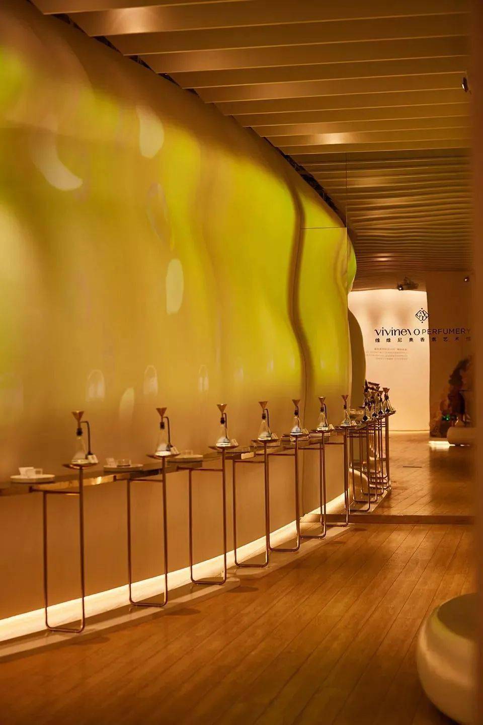 沉浸式香氛体验馆丨5000个香水瓶组成的入口定格香水永恒的流动