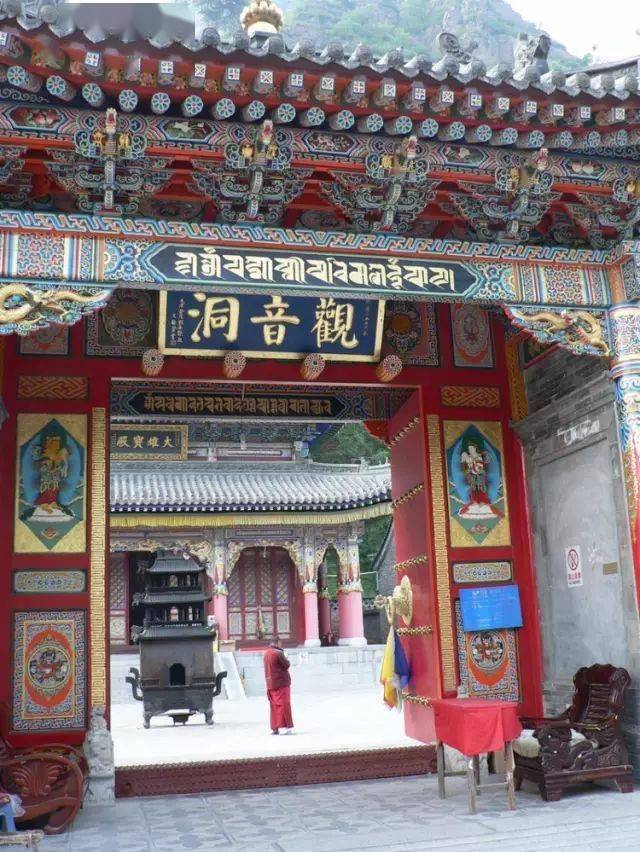 觀音洞相傳,鎮海寺對面山底原有一個海眼,說不定什麼時候,海水噴湧而