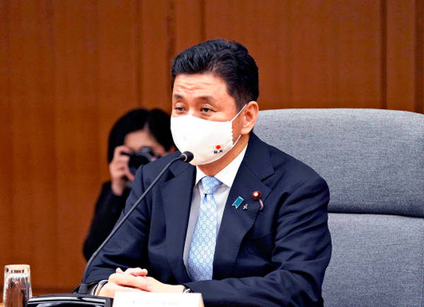 岸信夫还强调,根据日美安保条约第5条,美国对包括钓鱼岛在内的日本