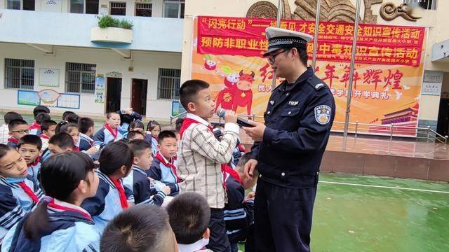 南宁交警八大队当天上午应邀来到广西民族大学附属小学开展了"被看见