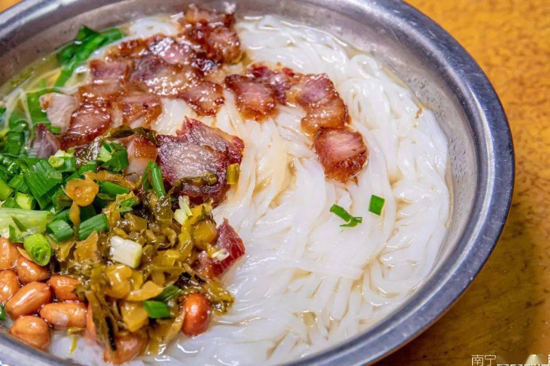 肥瘦适宜的叉烧呈现好看的酱红色,略微带甜,嚼起来肉感十足.