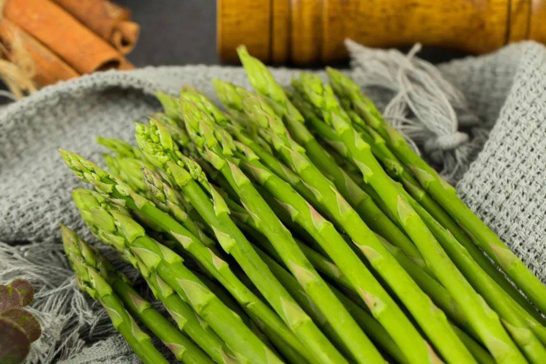 芦 笋西兰花含蛋白质,膳食纤维,b族维生素,维生素c和胡萝卜素等,营养