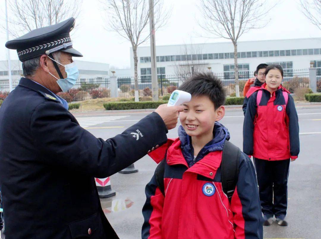 开学第一课岚山区碑廓中学:漫步