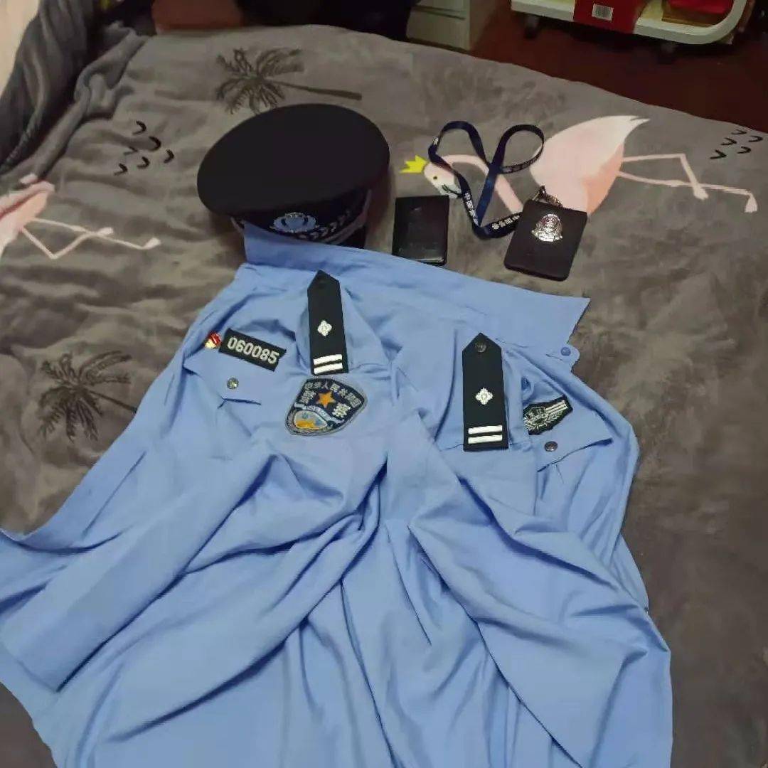 此外,童某还办理了假的警官证,手铐等警械也一应俱全,假扮警察是为了