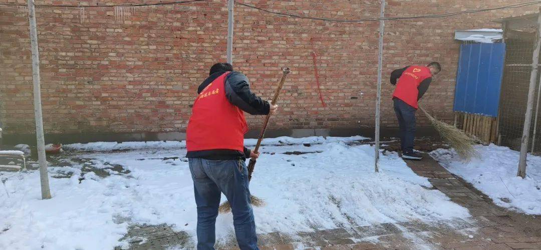 乐陵瑞雪中的志愿红除冰扫雪暖民心