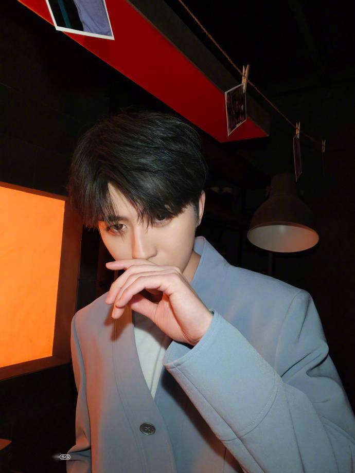 [消息]蔡徐坤八宫格自拍新鲜出炉!果然帅哥自拍只需要打开前置摄像头