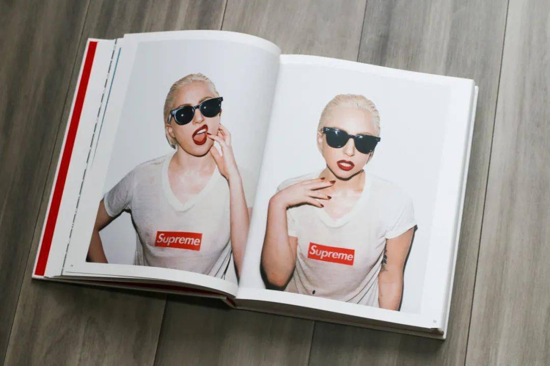 人物tee作为supreme最炙手可热的单品之一,拥有极高的人气.