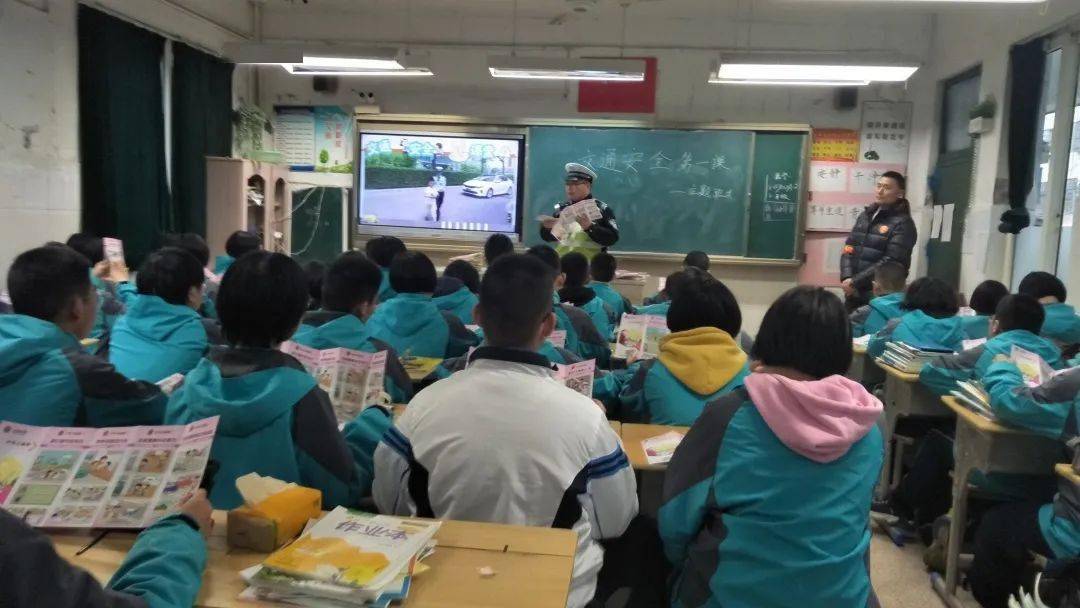 观看视频一2021年3月3日,黄岩区东浦中学举行了交通安全第一课的主题