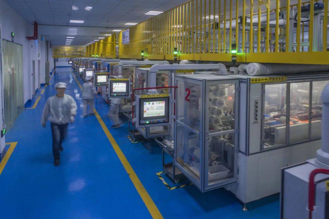在浙江隆基乐叶光伏科技有限公司生产车间,工人们各就各位,到处机器