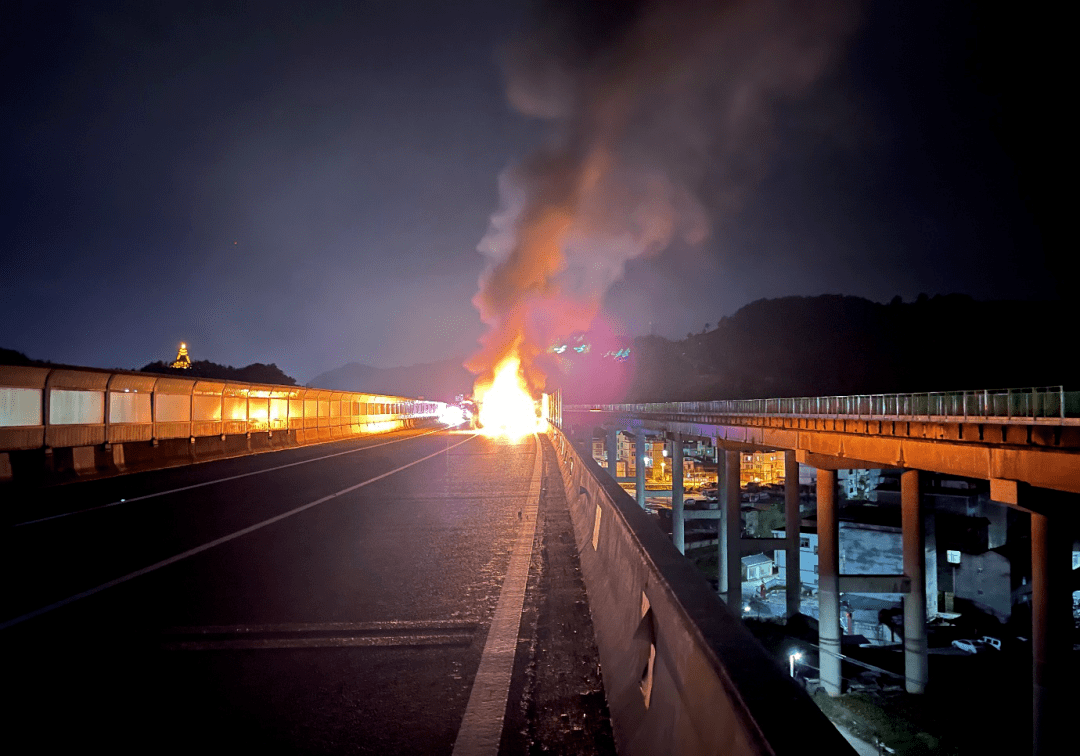 在高速公路的桥梁上,两辆轿车发生追尾事故后突然起火.