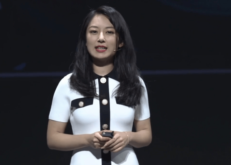 月月为我们带来的是红魔手表,采用了圆形表盘设计,红魔做手表应该很