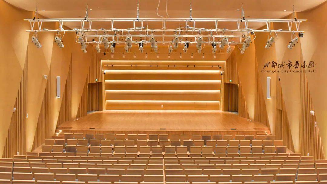 成都城市音乐厅以古蜀传统竹编工艺为设计灵感,错落有致的花岗岩墙缝