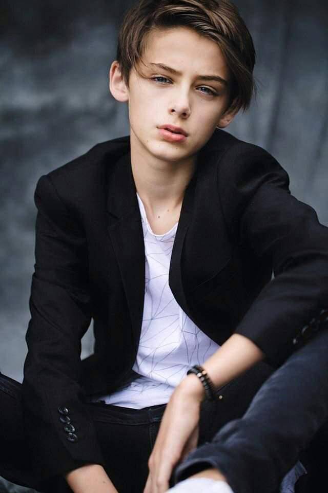 世界最美男孩长大了年仅16岁身高193有腹肌颜值更有内涵