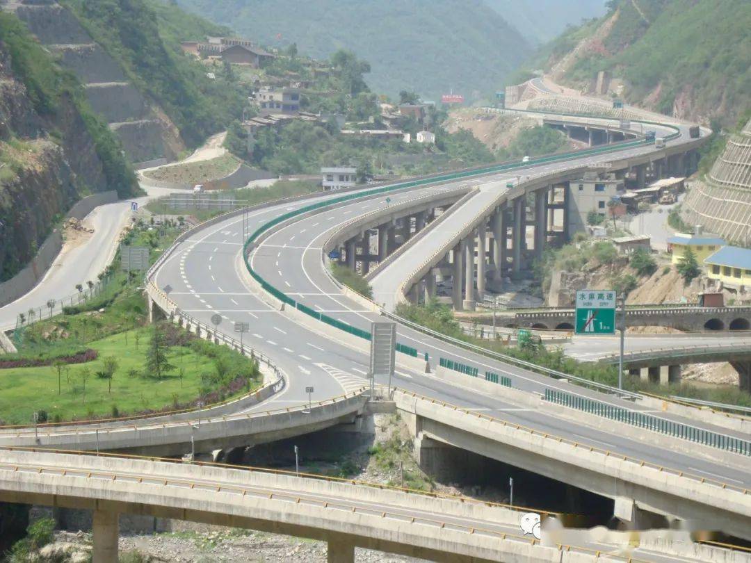 全县以213线为主轴,以彝岔,麻昭二级公路和水麻,麻昭高速公路为主骨架