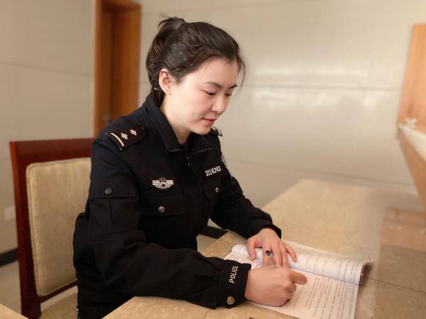 同龄的青年民警王婷婷很理解,小梦通过自己的努力考取注册会计师证书