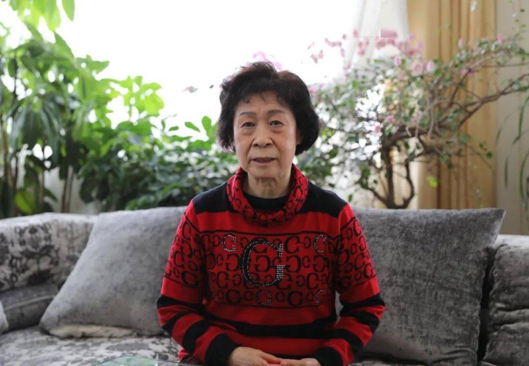 影片中被渡边胜抛弃的这对母女因为没有身份加上语言不通,在日本过着