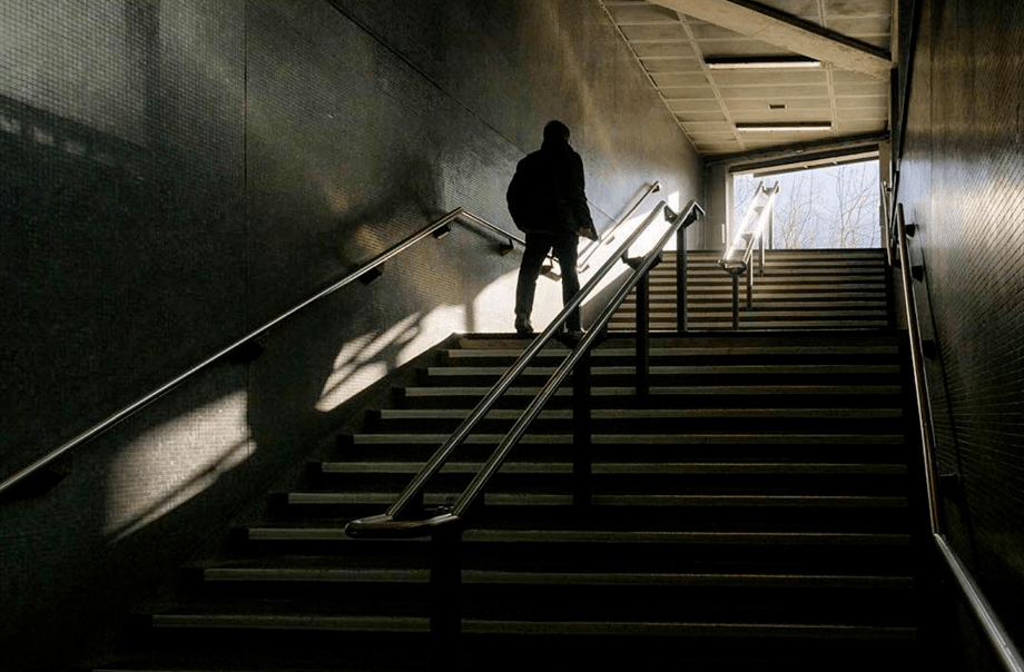 街头故事i强光影对比所形成的空间感