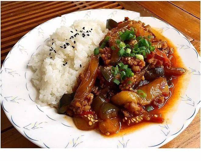 1,鱼香茄子盖浇饭——758kcal 22元2,红酒烩牛肉——1257kcal 28元