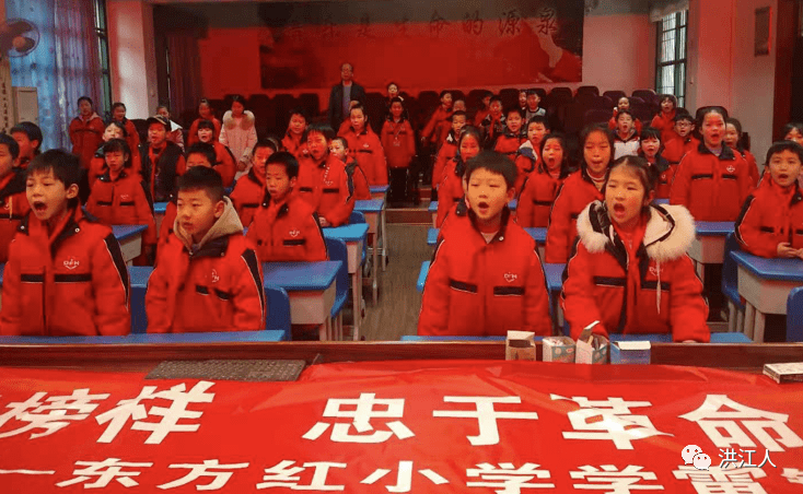 师生们在"学习雷锋好榜样,终于革命忠于党"的横幅上庄重地签上了自己