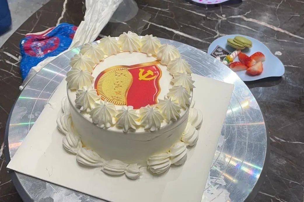 亲自动手做党旗党徽蛋糕,向党祝福学雷锋·送服务市局"湖警青年