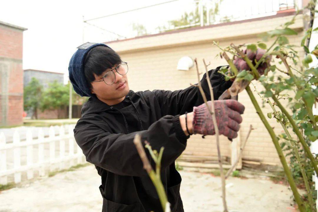 怀集95后小伙为奶奶拍"时尚大片"_李启航