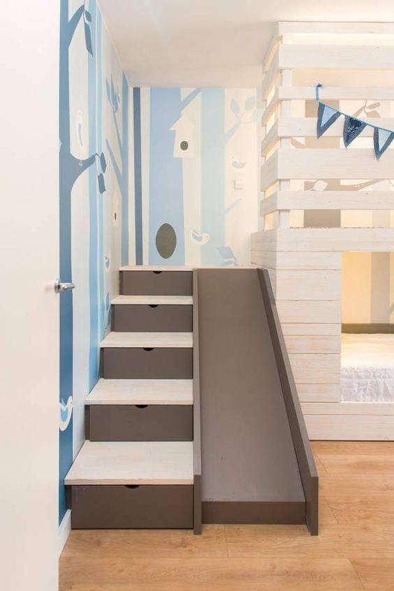 有条件客厅造个2㎡抬高儿童区,装个移动滑梯,家里当做游乐场_楼梯