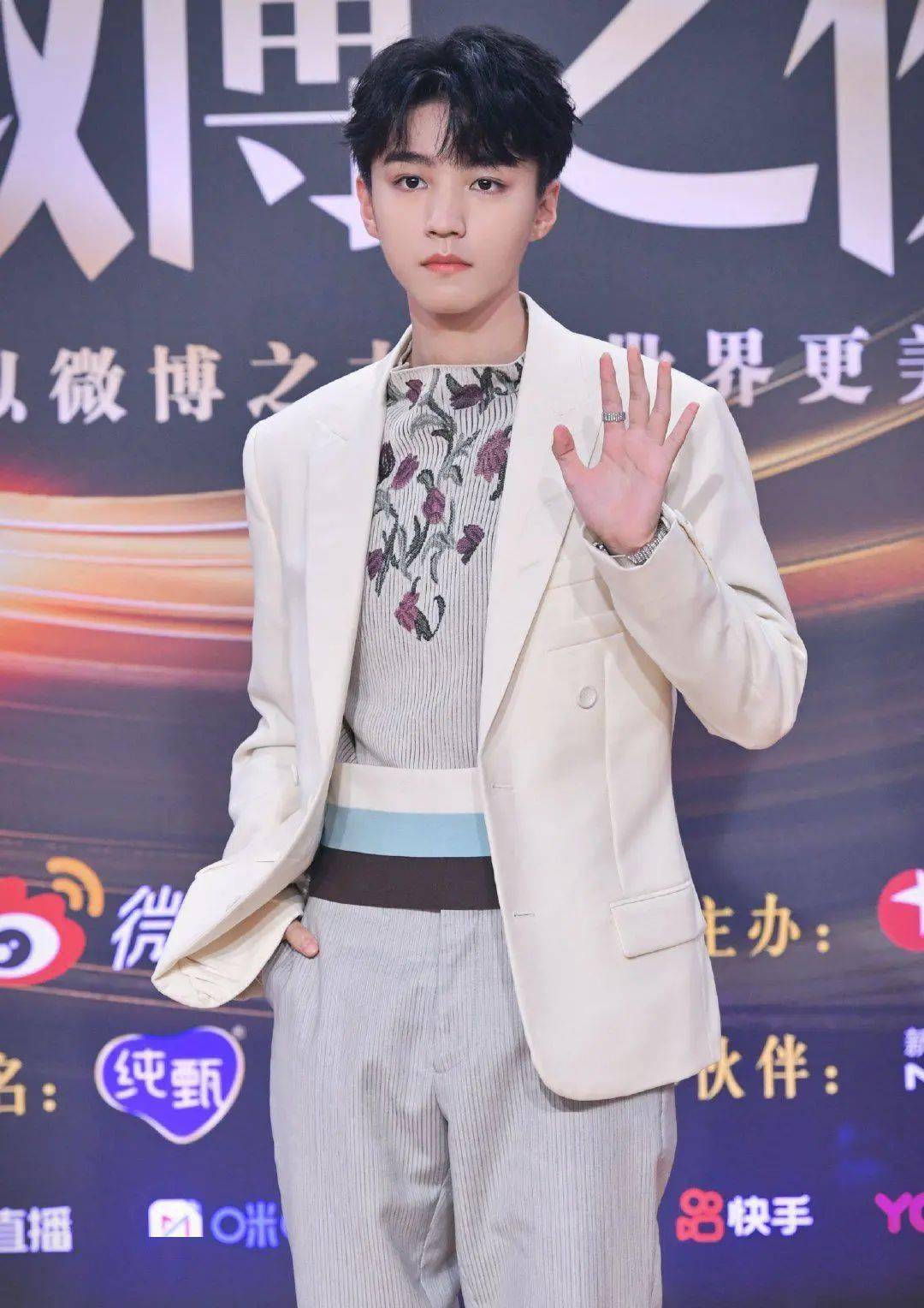 经纪人对外透露王俊凯和某女艺人私下的关系 小凯又躺枪了 素人