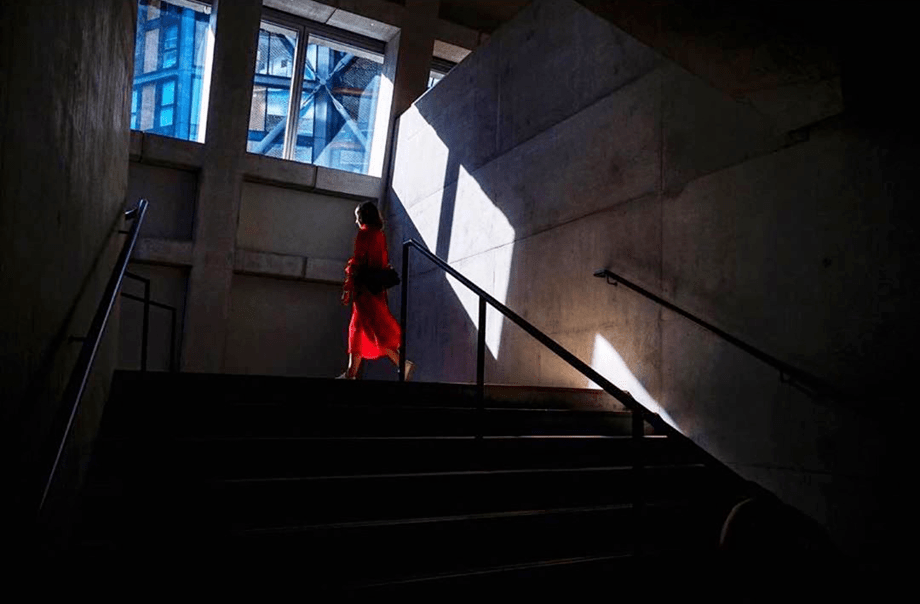 街头故事i强光影对比所形成的空间感