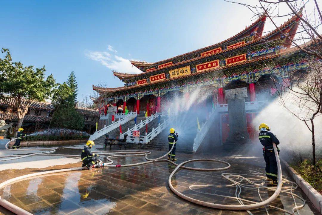 峨碌公园兴隆寺,楚雄消防登山寻水忙演练