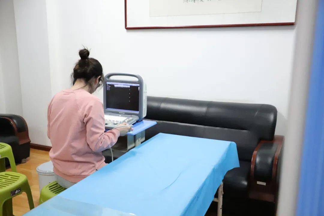 讲座结束后,中心医院的医生又为学校女教师进行了乳腺彩超检查及健康