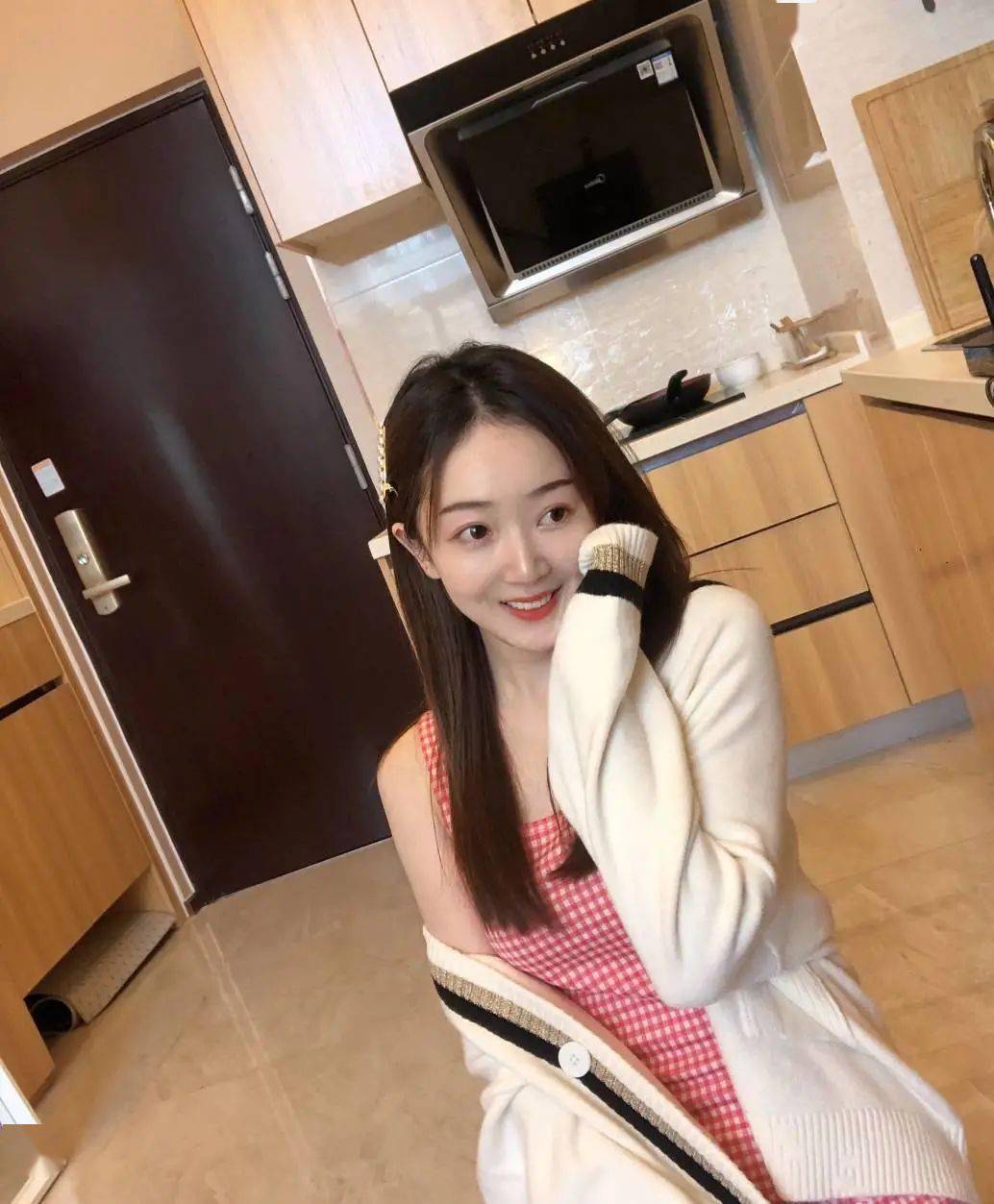 国内解说颜强节目中调侃女主播是狐狸精引争议