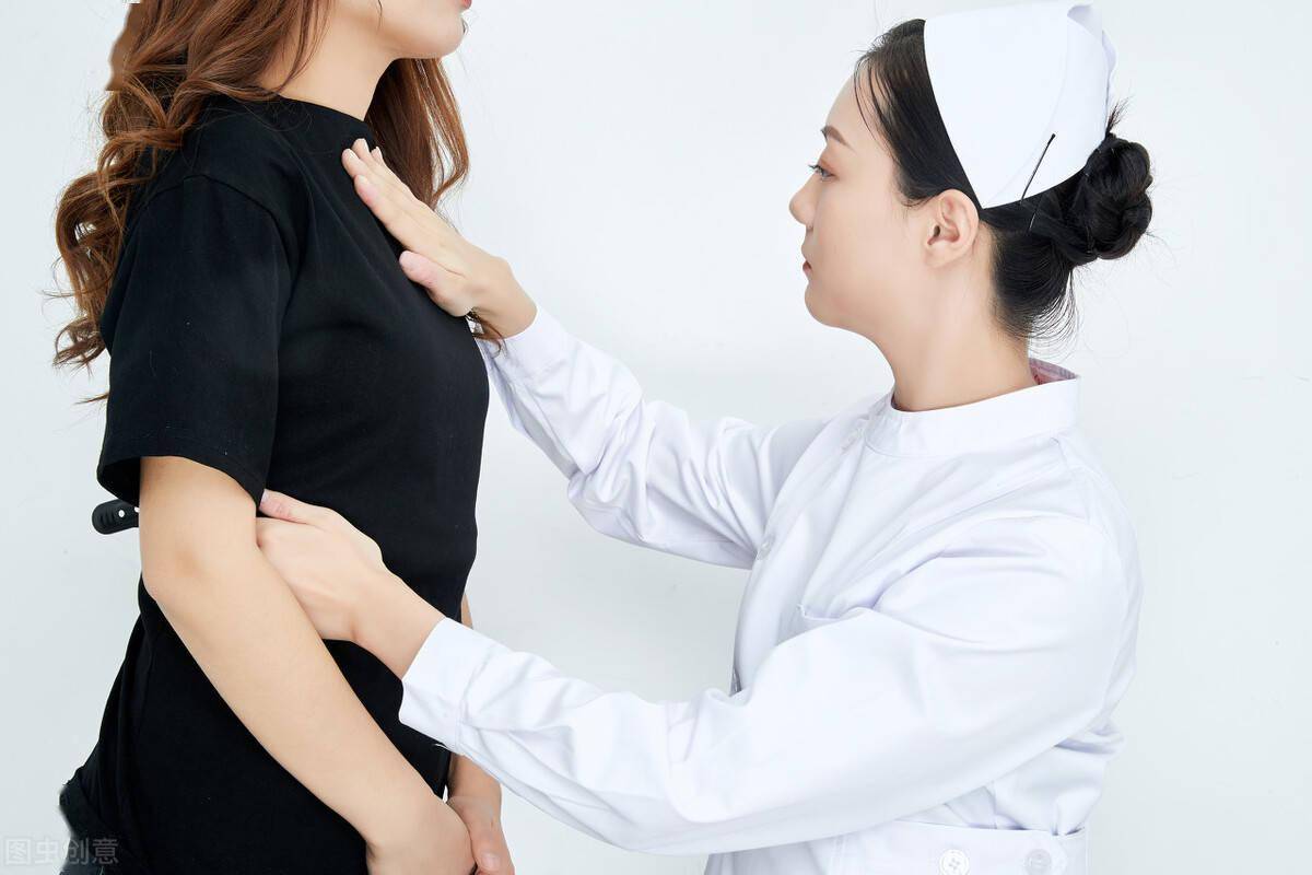 尤其是已经绝经的女性,往往感觉到一侧乳房轻微疼痛或肩背部发沉以及