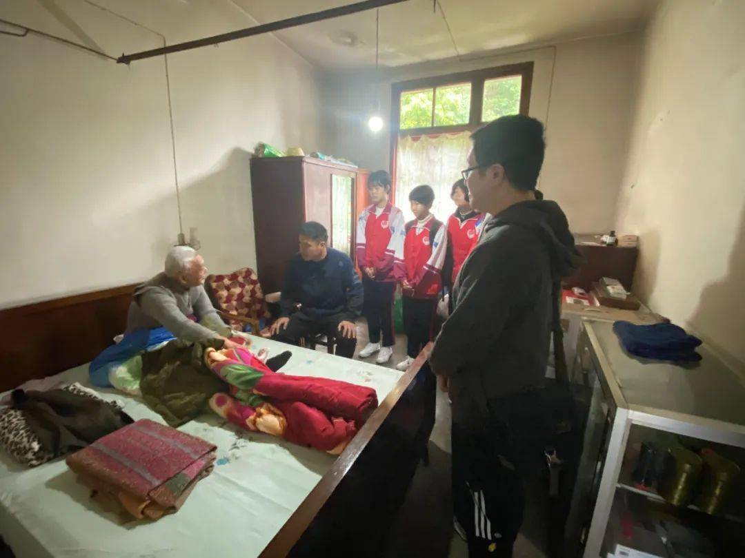 列东中学团委组织志愿服务队走进高岩社区开展学雷锋志愿服务活动