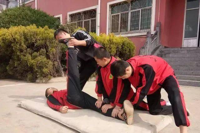 武术基本功的重要性蹲马步和拉韧带