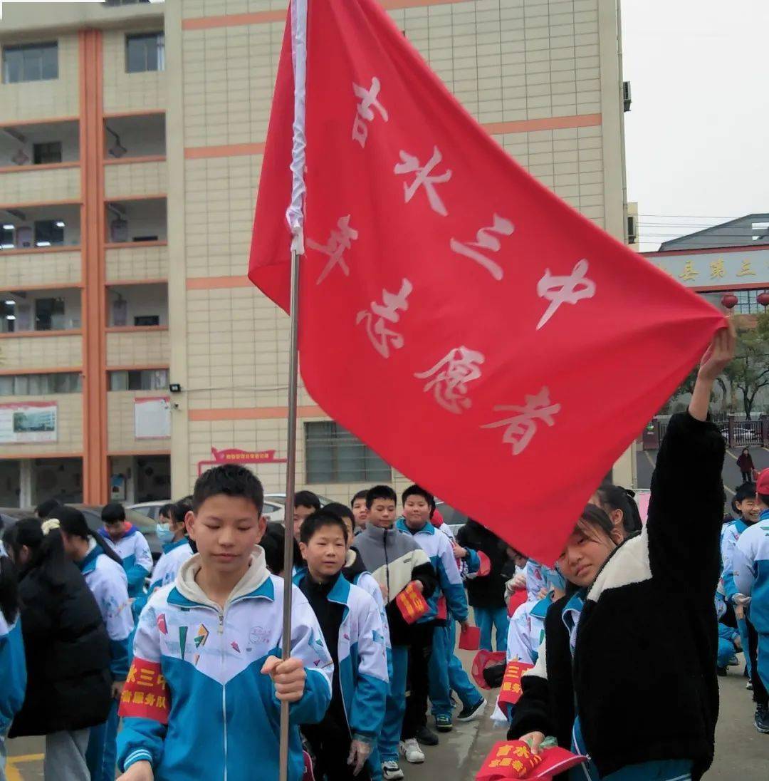 开展学雷锋活动▲3月4日,吉水四中组织学生来到社区义务打扫卫生,开展