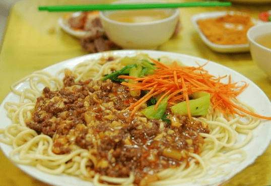 18,干拌:青海特色面食.不带汤,拌操子或炸酱同吃煮面食.做法同拉面.