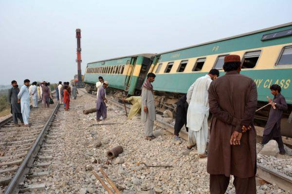 巴基斯坦发生火车脱轨事故致1死多伤